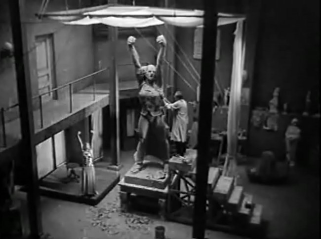 Yeah, that looks exactly like Garbo! ... the tiny woman on the left does, I mean.